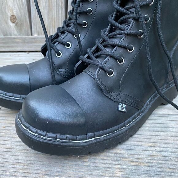 T.U.K. 10 Eye Black Matt combat boots US size 7 women’s - Picture 11 of 16